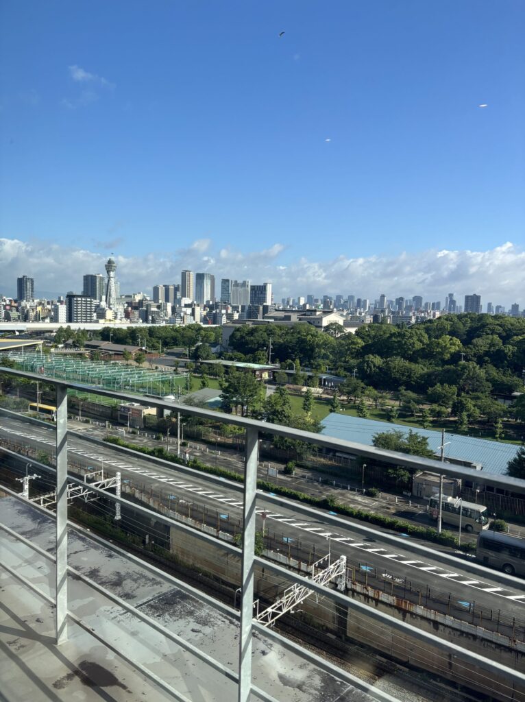 ヴィアインあべの天王寺の客室から見た通天閣と天王寺公園、眼下を走る線路