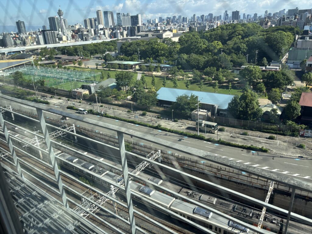 客室の窓から見えるヴィアインあべの天王寺のトレインビュー